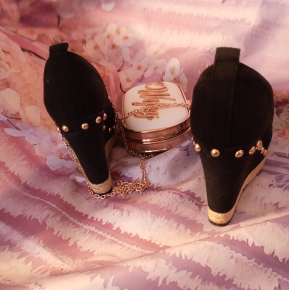 Shoes - Picture 2 of 4